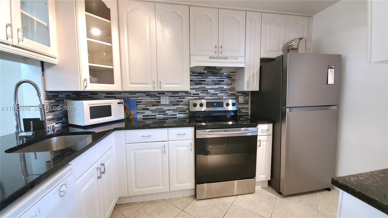 На продажу: $225,000 (1 спален, 1 ванн, 700 Квадратных фут)