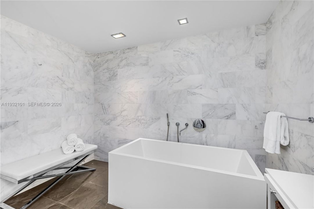 For Sale: $1,200,000 (1 beds, 1 baths, 1000 Square Feet)