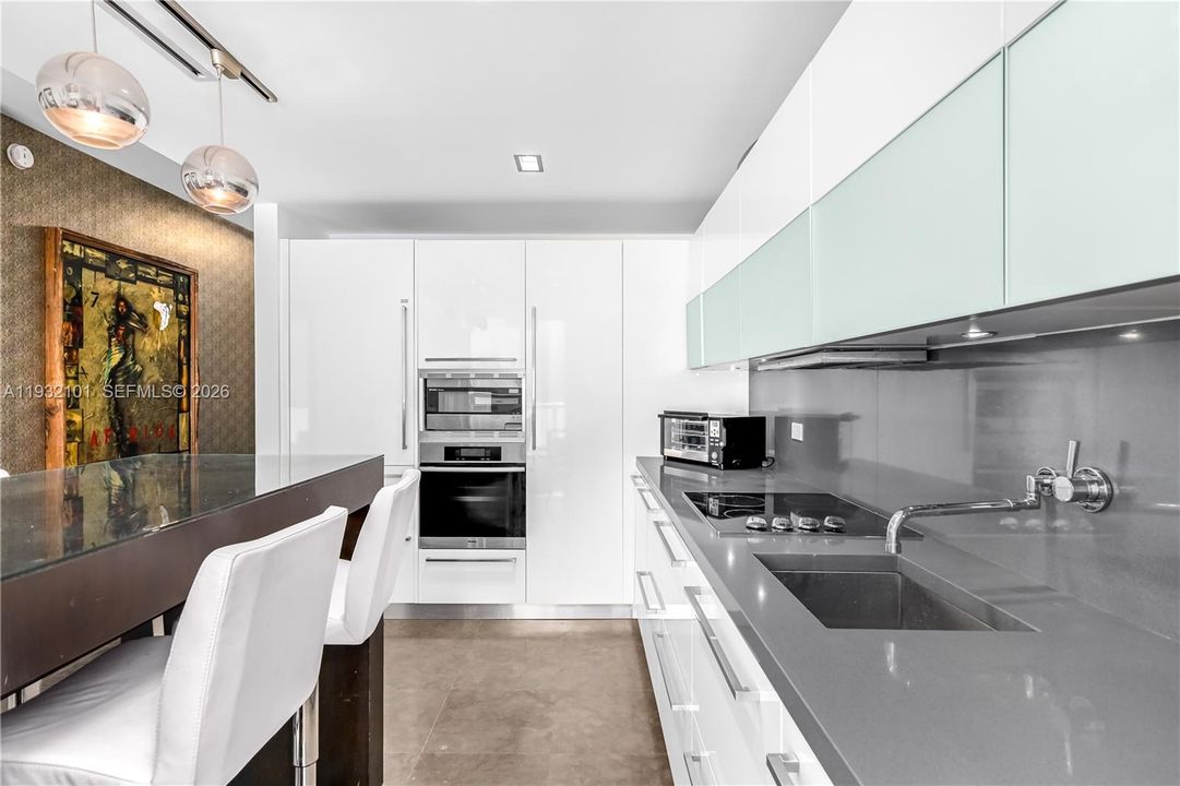 For Sale: $1,200,000 (1 beds, 1 baths, 1000 Square Feet)