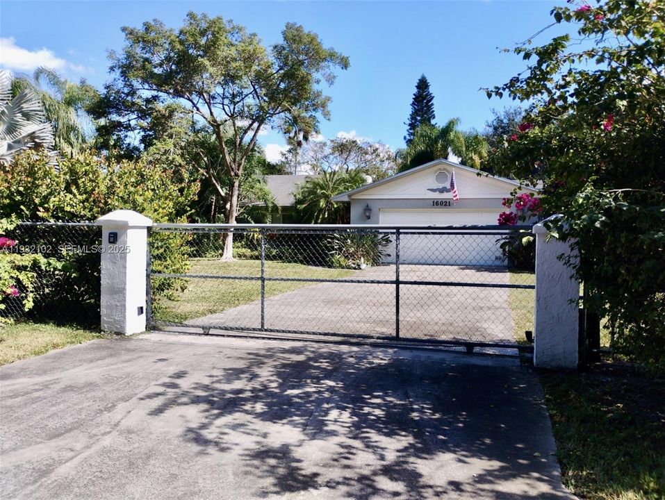 For Sale: $875,000 (3 beds, 2 baths, 2511 Square Feet)