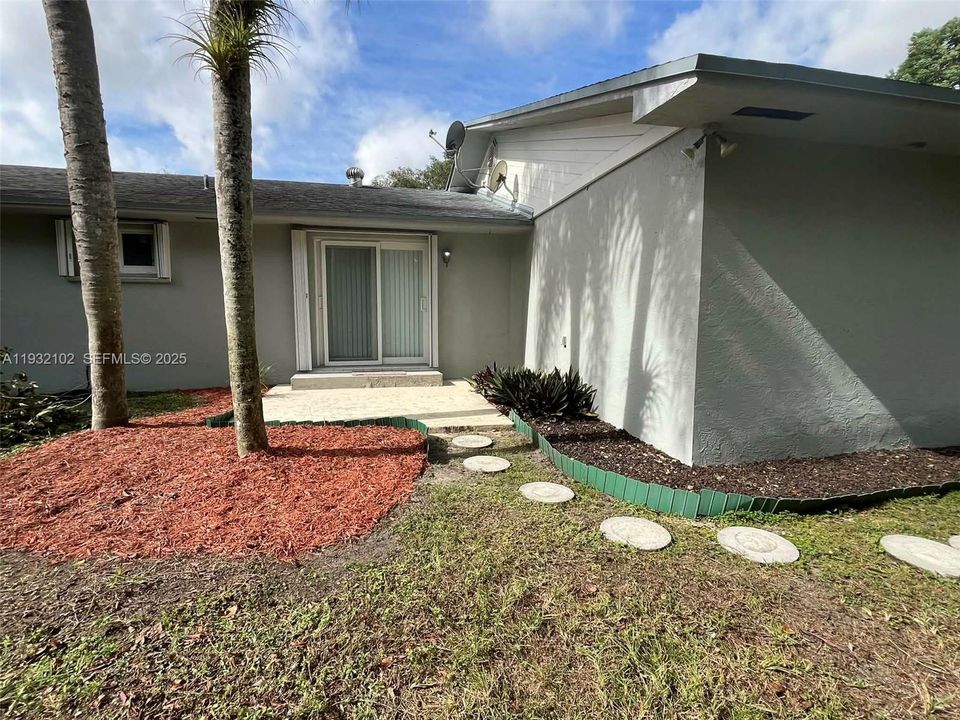 For Sale: $875,000 (3 beds, 2 baths, 2511 Square Feet)