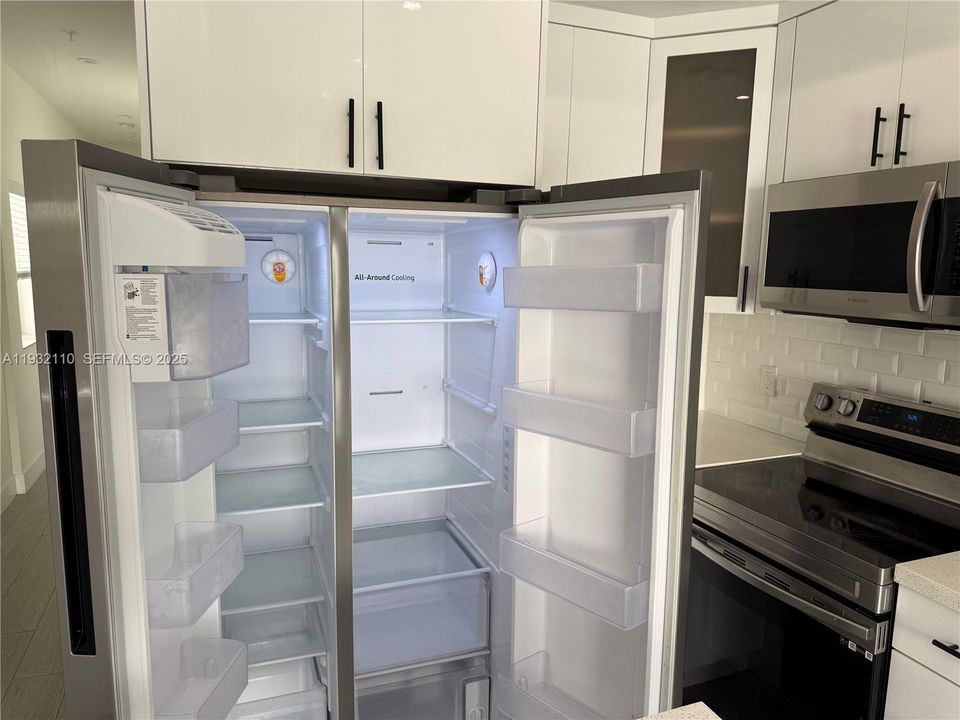 For Rent: $3,200 (3 beds, 2 baths, 1000 Square Feet)