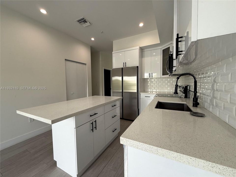 For Rent: $3,200 (3 beds, 2 baths, 1000 Square Feet)