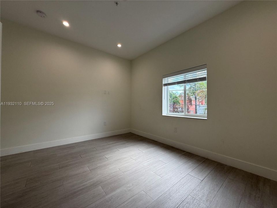 For Rent: $3,200 (3 beds, 2 baths, 1000 Square Feet)