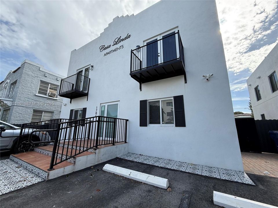 For Rent: $3,200 (3 beds, 2 baths, 1000 Square Feet)