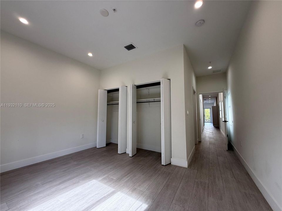 For Rent: $3,200 (3 beds, 2 baths, 1000 Square Feet)