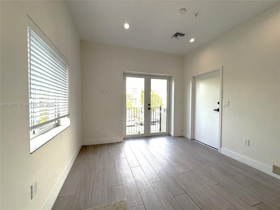 For Rent: $3,200 (3 beds, 2 baths, 1000 Square Feet)