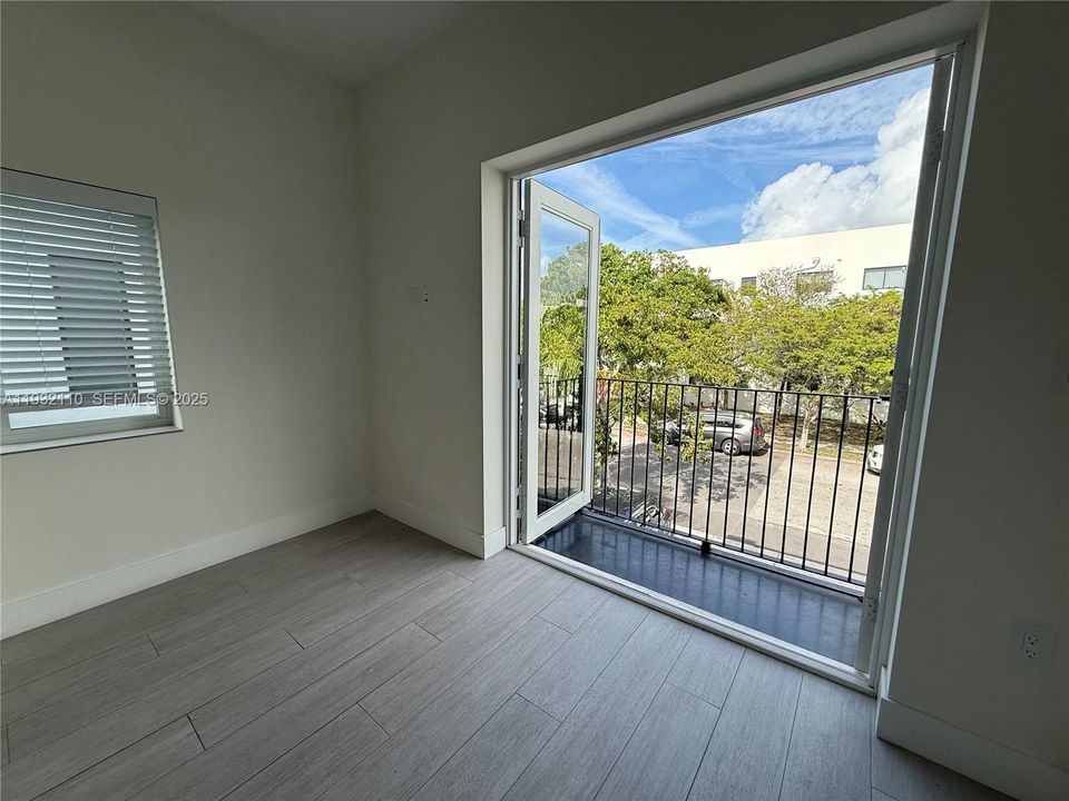 For Rent: $3,200 (3 beds, 2 baths, 1000 Square Feet)