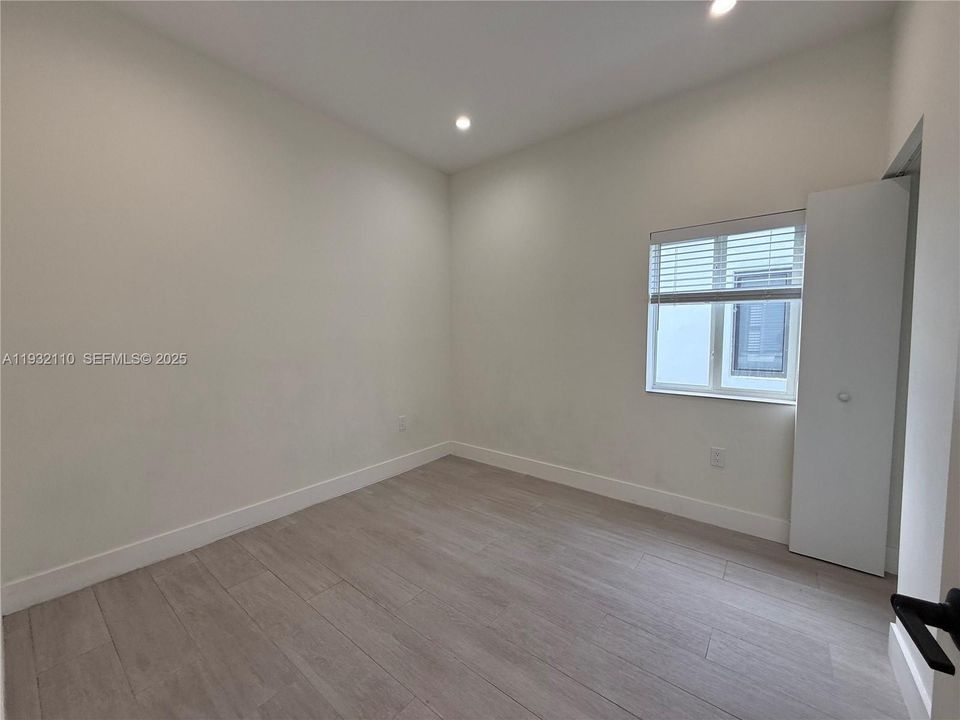 For Rent: $3,200 (3 beds, 2 baths, 1000 Square Feet)