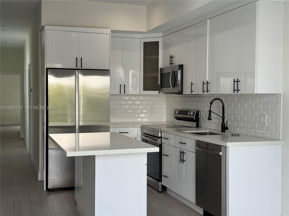 For Rent: $3,200 (3 beds, 2 baths, 1000 Square Feet)