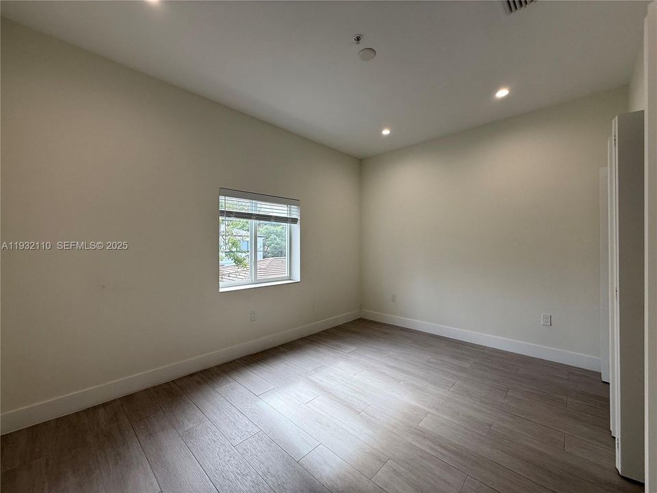 For Rent: $3,200 (3 beds, 2 baths, 1000 Square Feet)