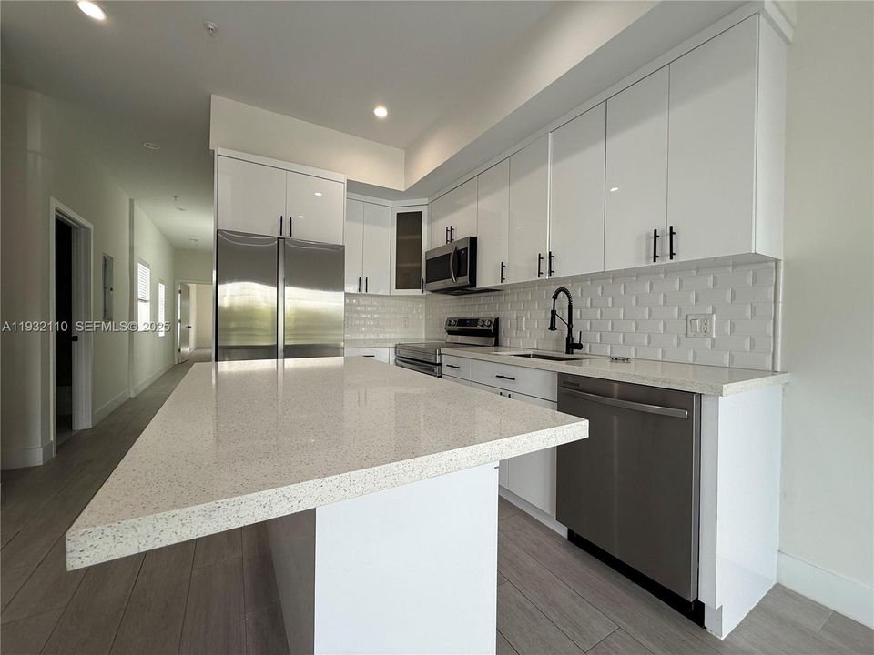 For Rent: $3,200 (3 beds, 2 baths, 1000 Square Feet)