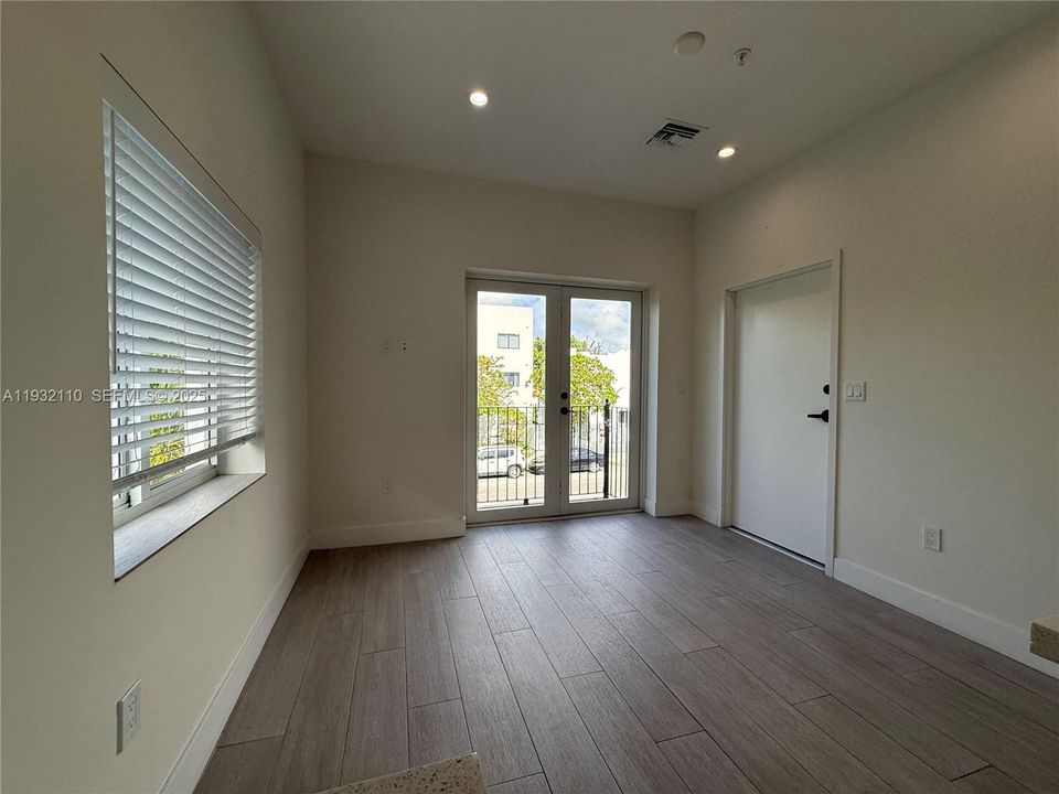 For Rent: $3,200 (3 beds, 2 baths, 1000 Square Feet)