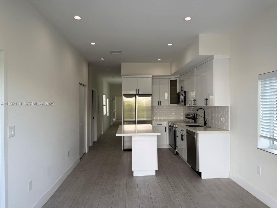 For Rent: $3,200 (3 beds, 2 baths, 1000 Square Feet)