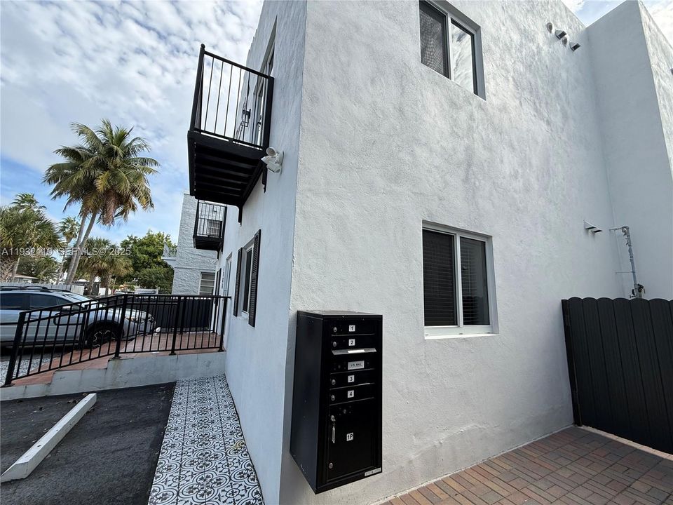 For Rent: $3,200 (3 beds, 2 baths, 1000 Square Feet)