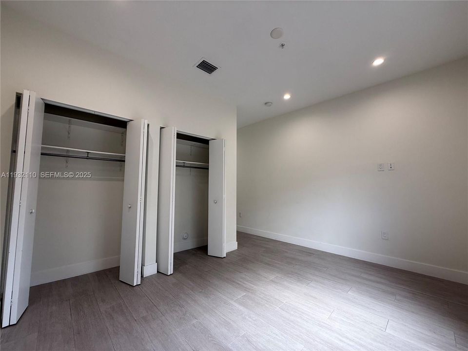 For Rent: $3,200 (3 beds, 2 baths, 1000 Square Feet)