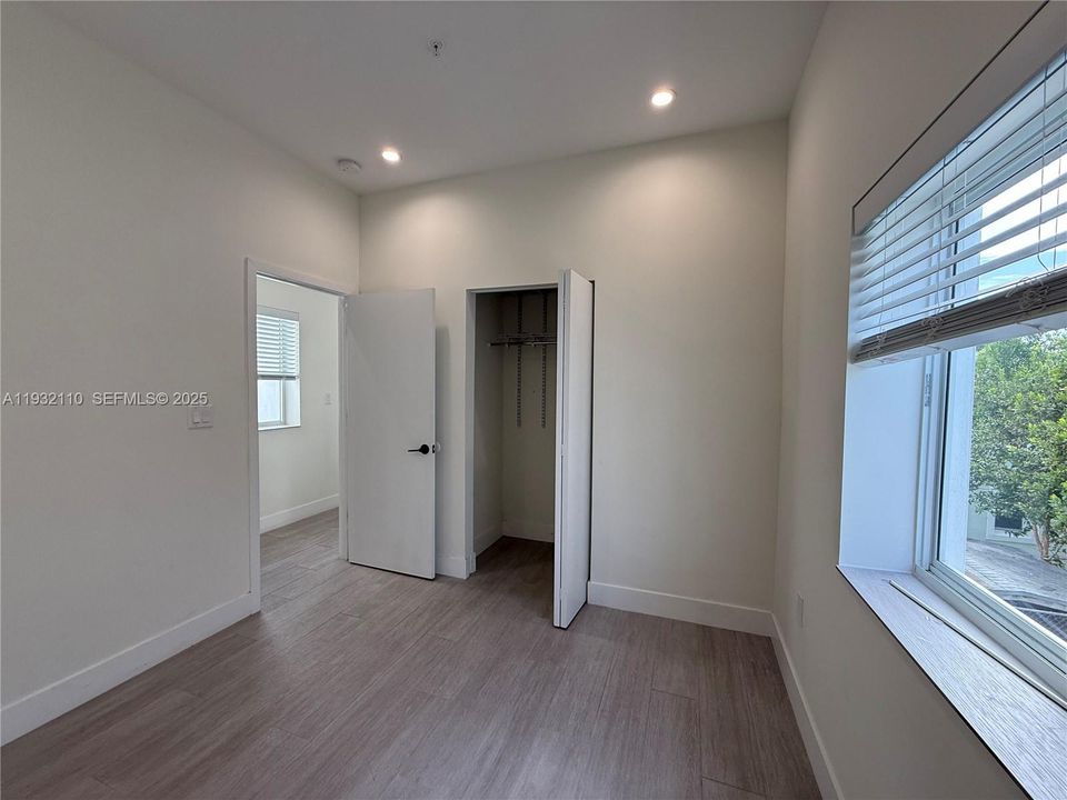 For Rent: $3,200 (3 beds, 2 baths, 1000 Square Feet)