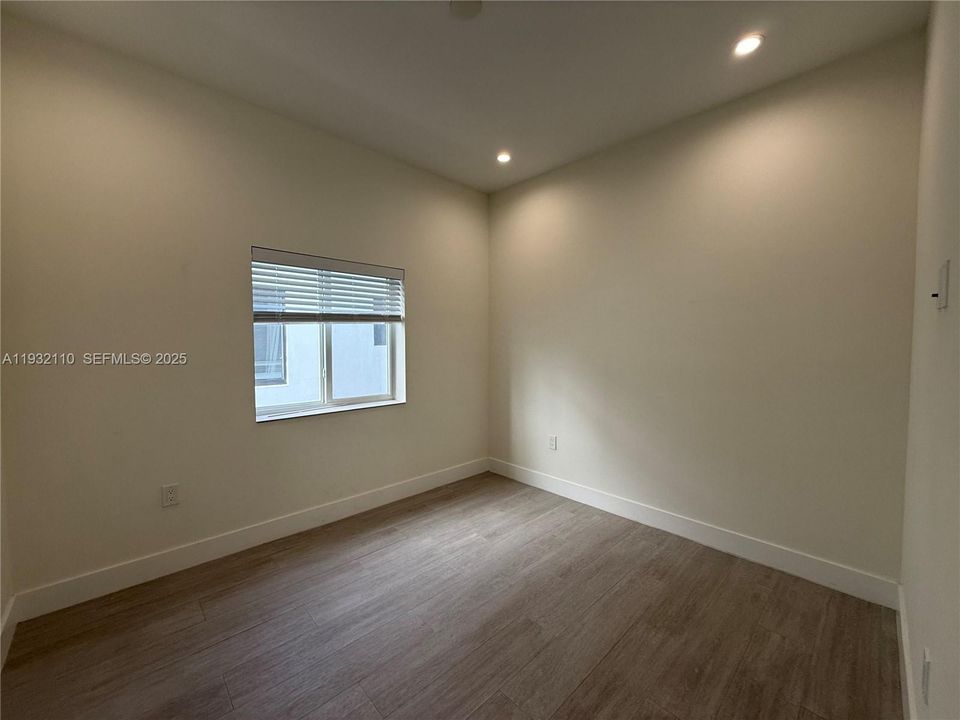 For Rent: $3,200 (3 beds, 2 baths, 1000 Square Feet)