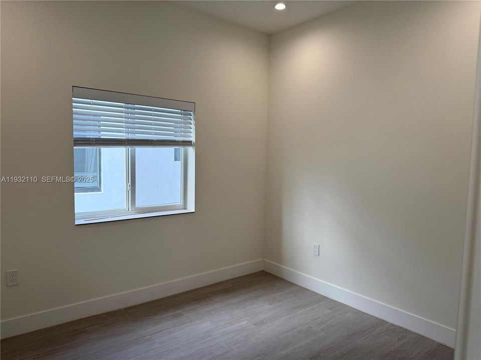 For Rent: $3,200 (3 beds, 2 baths, 1000 Square Feet)