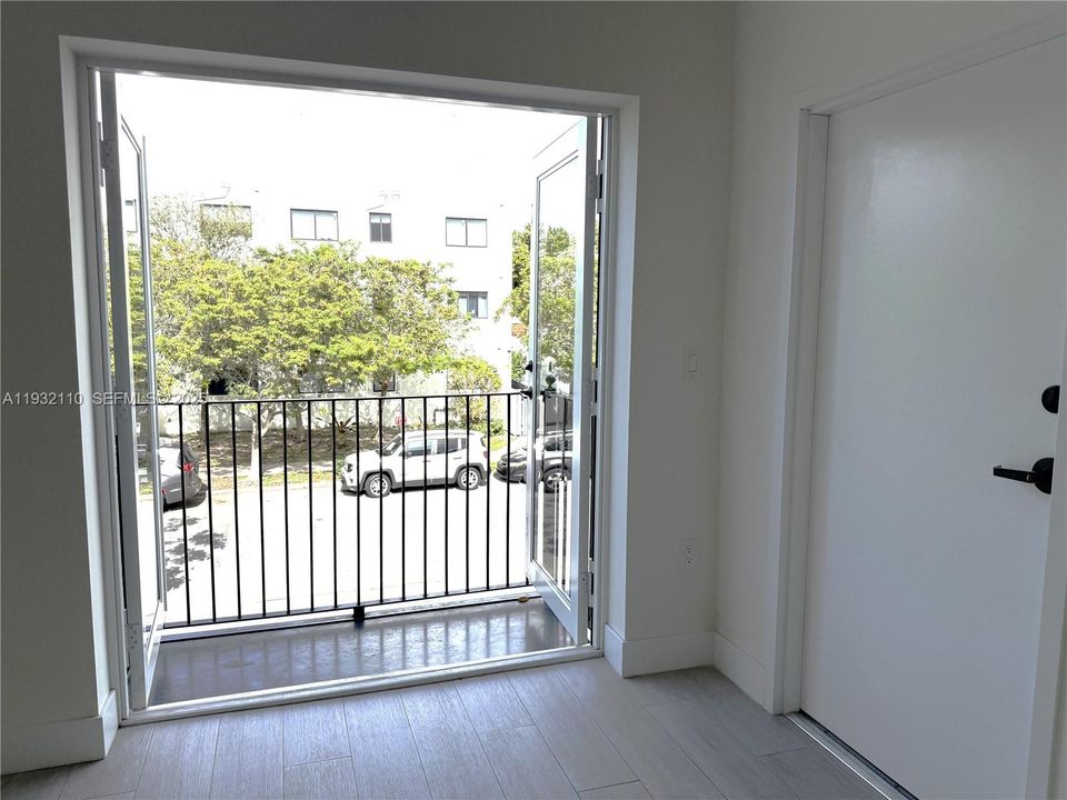 For Rent: $3,200 (3 beds, 2 baths, 1000 Square Feet)