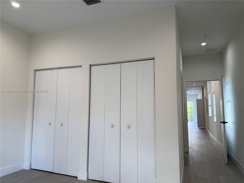 For Rent: $3,200 (3 beds, 2 baths, 1000 Square Feet)