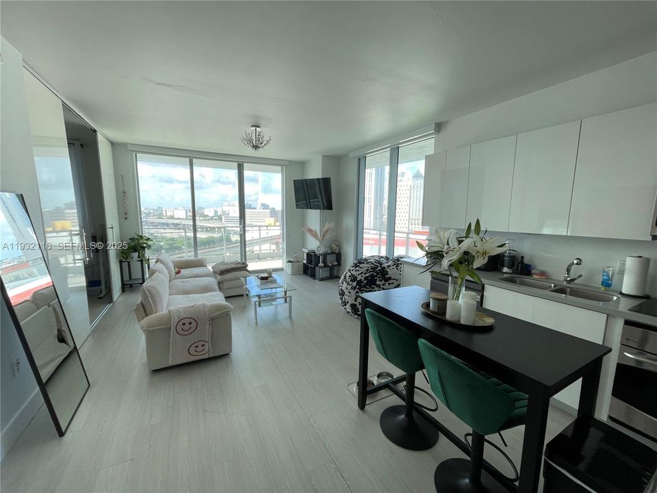 出租: $2,850 (1 贝兹, 1 浴室, 814 平方英尺)