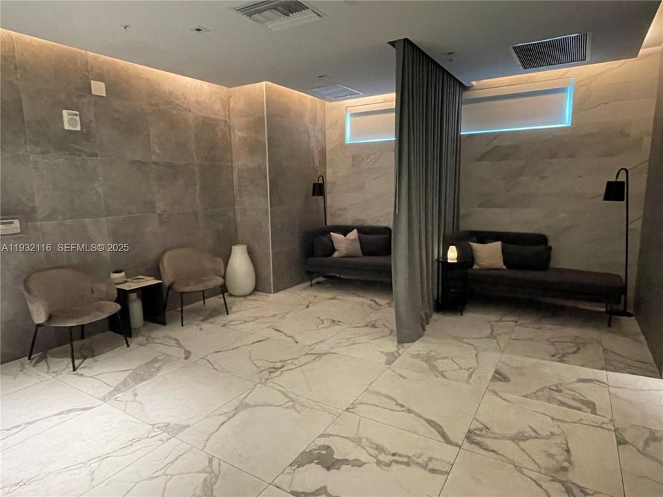 出租: $2,850 (1 贝兹, 1 浴室, 814 平方英尺)