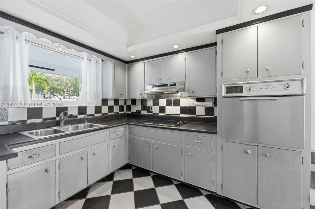 На продажу: $689,900 (3 спален, 2 ванн, 1226 Квадратных фут)