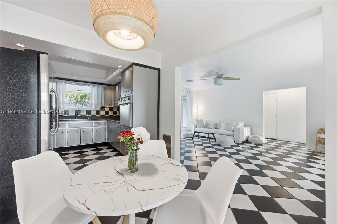 На продажу: $689,900 (3 спален, 2 ванн, 1226 Квадратных фут)