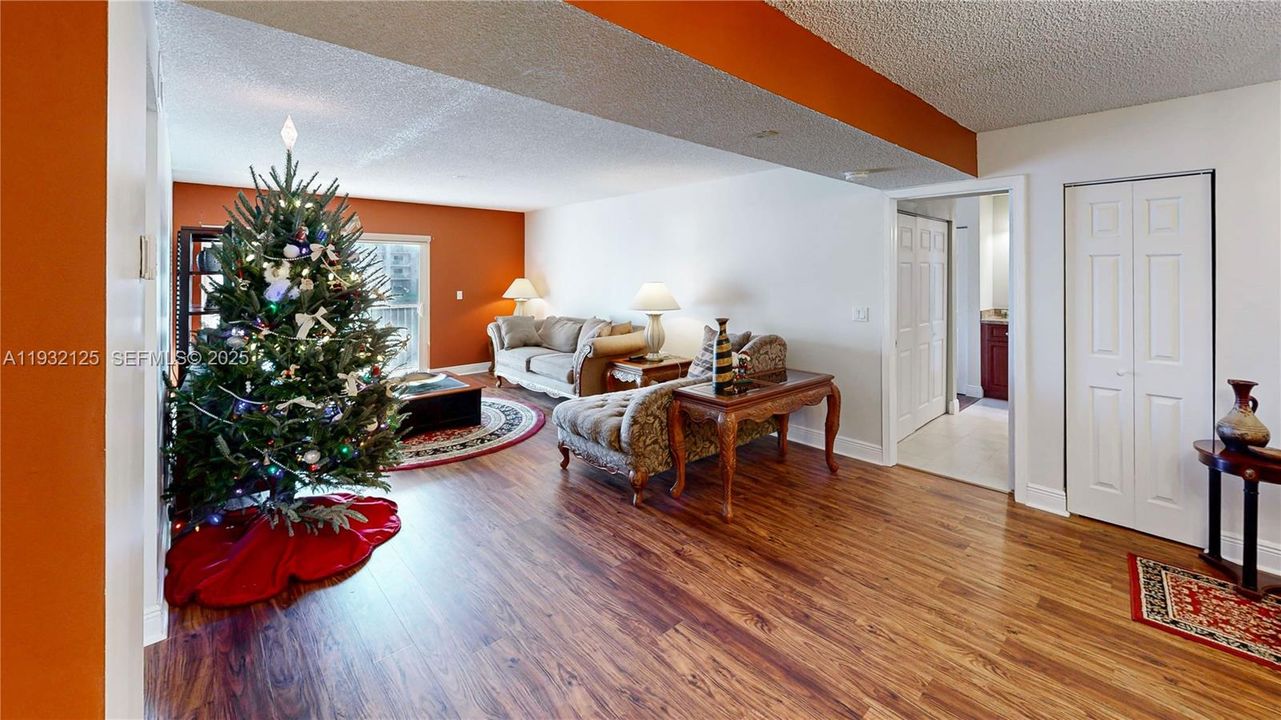 For Sale: $270,000 (2 beds, 2 baths, 1192 Square Feet)