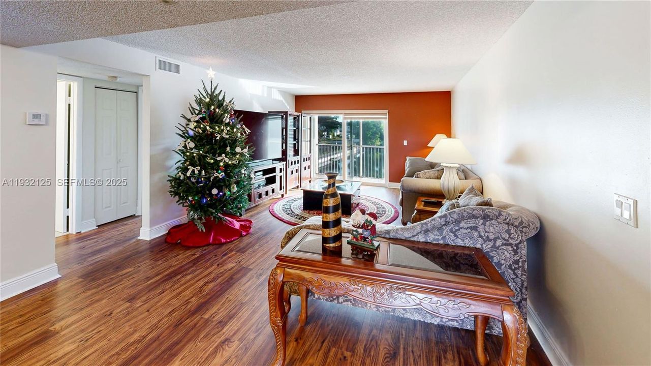 For Sale: $270,000 (2 beds, 2 baths, 1192 Square Feet)