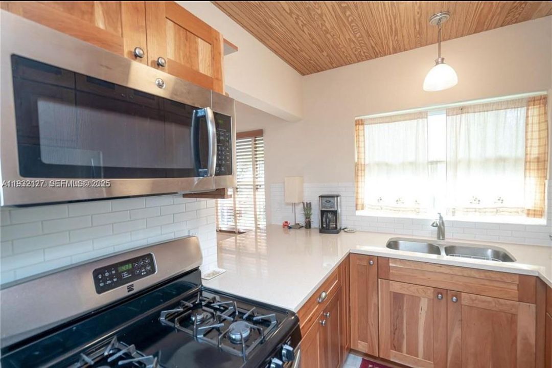 待售: $320,999 (2 贝兹, 2 浴室, 804 平方英尺)