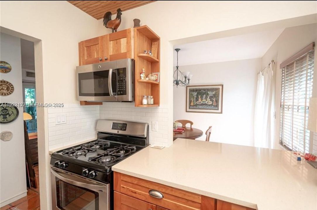 待售: $320,999 (2 贝兹, 2 浴室, 804 平方英尺)