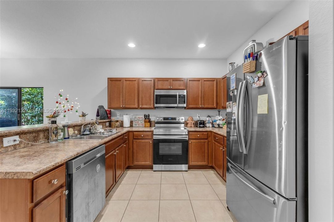 На продажу: $545,000 (4 спален, 3 ванн, 2000 Квадратных фут)