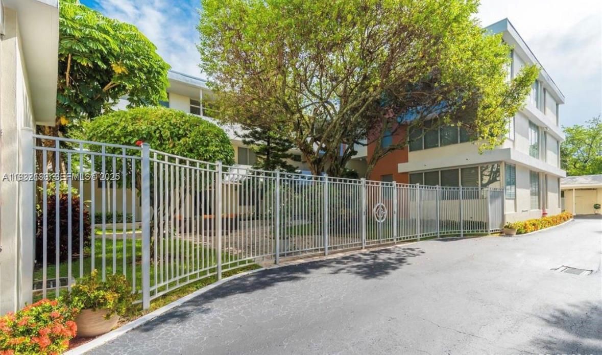 For Sale: $420,000 (1 beds, 1 baths, 986 Square Feet)