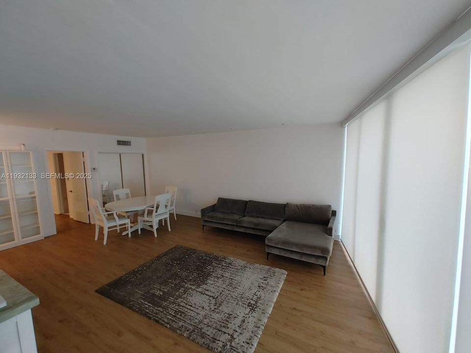 For Sale: $420,000 (1 beds, 1 baths, 986 Square Feet)