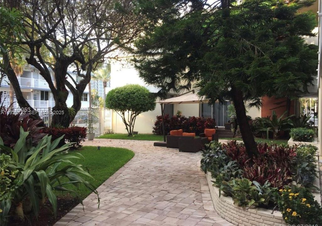 For Sale: $420,000 (1 beds, 1 baths, 986 Square Feet)