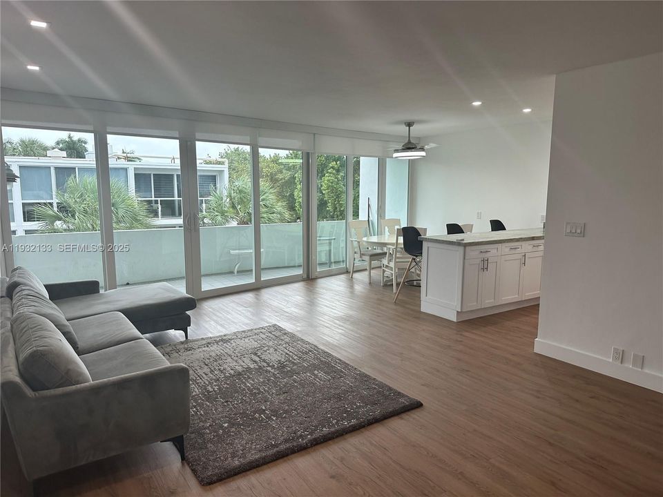For Sale: $420,000 (1 beds, 1 baths, 986 Square Feet)