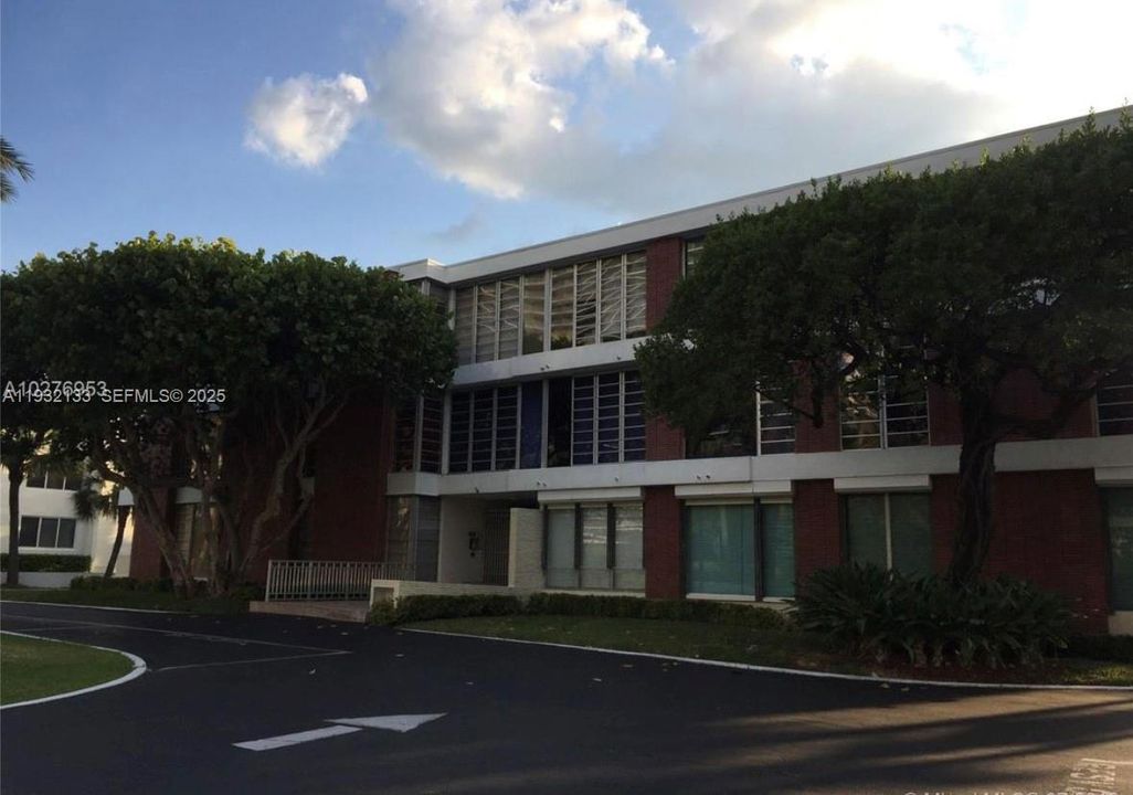 For Sale: $420,000 (1 beds, 1 baths, 986 Square Feet)