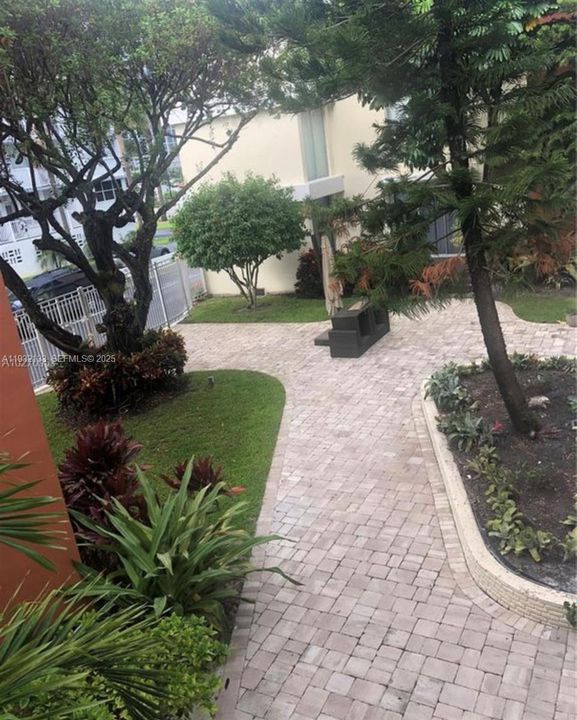 For Sale: $420,000 (1 beds, 1 baths, 986 Square Feet)