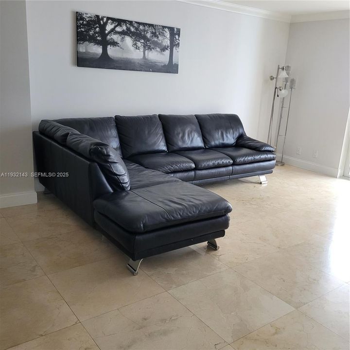 待售: $349,000 (1 贝兹, 2 浴室, 1300 平方英尺)