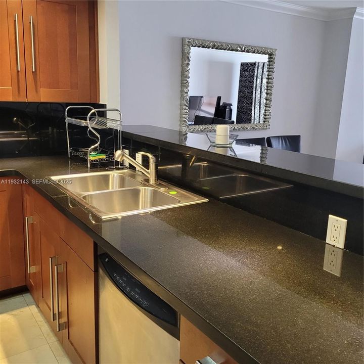 待售: $349,000 (1 贝兹, 2 浴室, 1300 平方英尺)