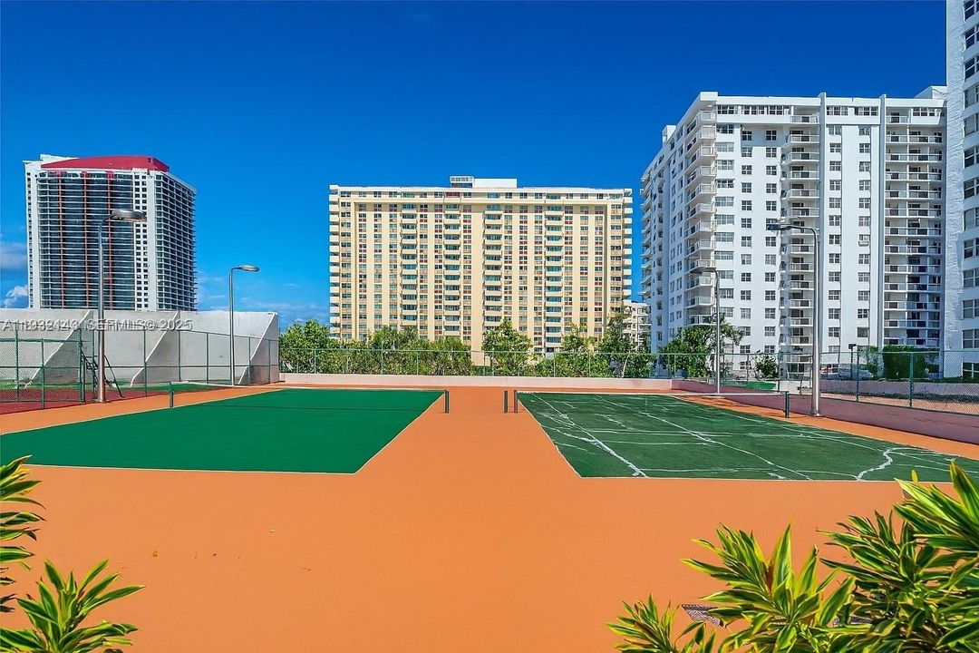 待售: $349,000 (1 贝兹, 2 浴室, 1300 平方英尺)