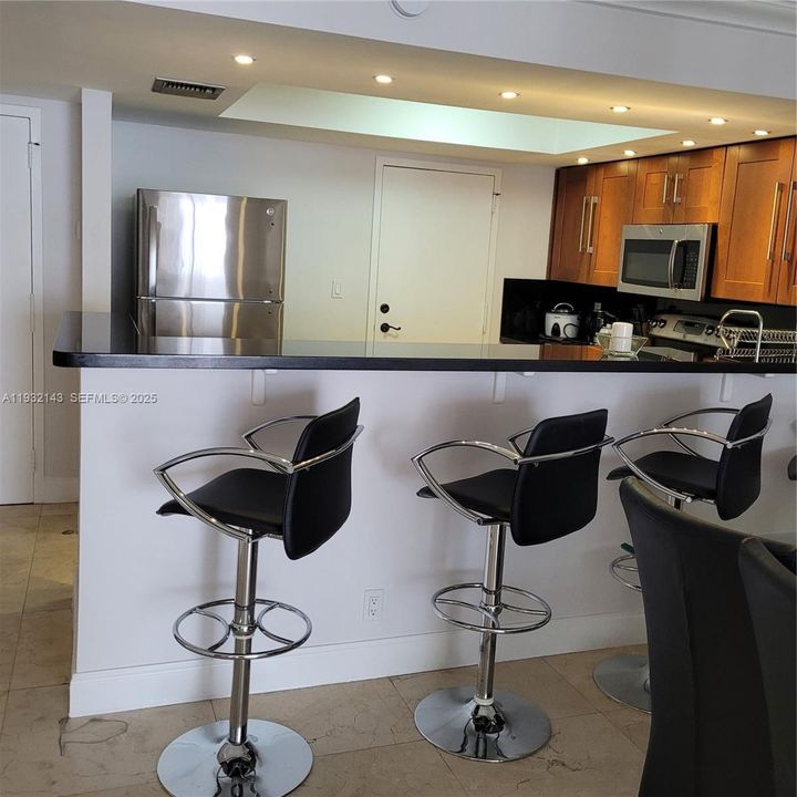 待售: $349,000 (1 贝兹, 2 浴室, 1300 平方英尺)