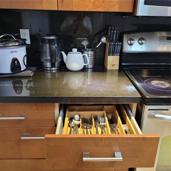 待售: $349,000 (1 贝兹, 2 浴室, 1300 平方英尺)