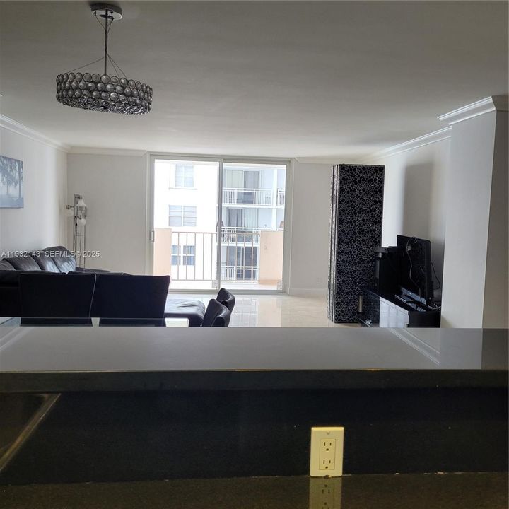 待售: $349,000 (1 贝兹, 2 浴室, 1300 平方英尺)