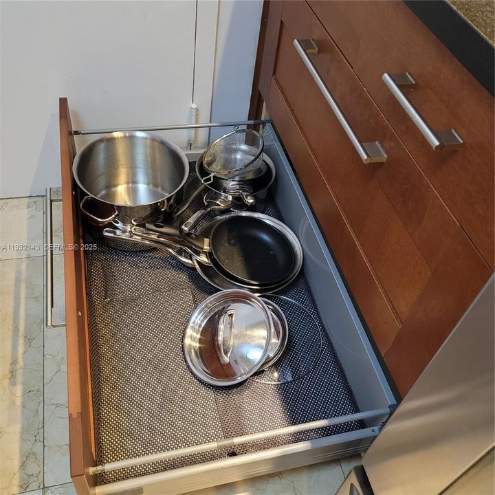 待售: $349,000 (1 贝兹, 2 浴室, 1300 平方英尺)