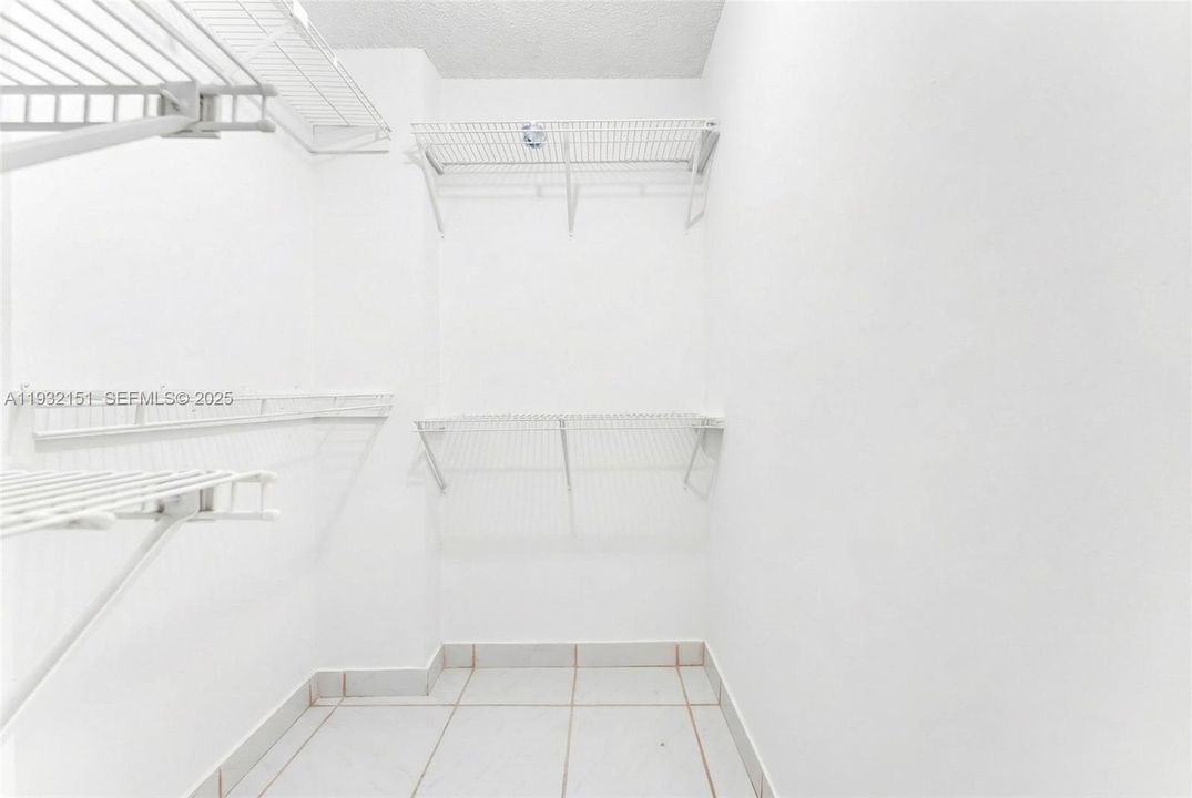 На продажу: $310,000 (1 спален, 1 ванн, 843 Квадратных фут)