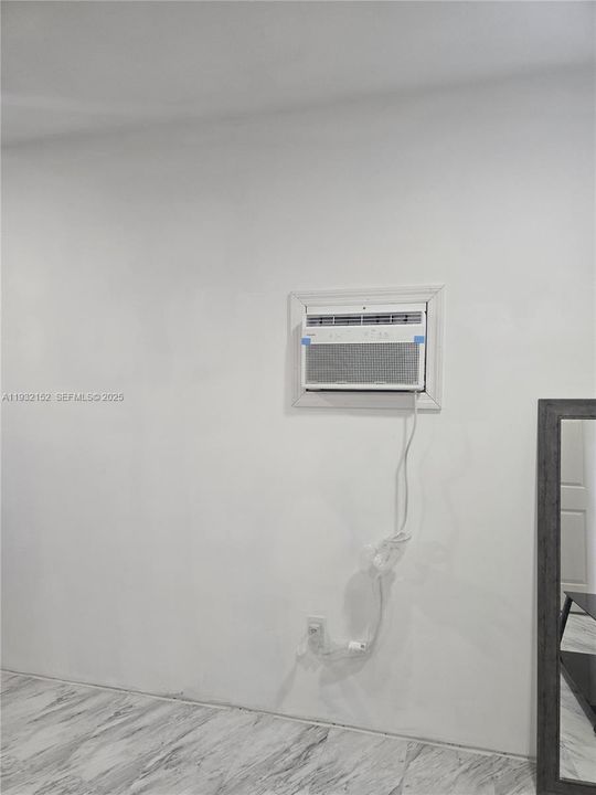 For Rent: $1,100 (1 beds, 1 baths, 873 Square Feet)