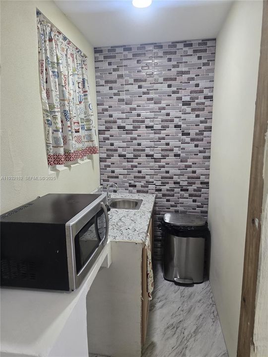 For Rent: $1,100 (1 beds, 1 baths, 873 Square Feet)